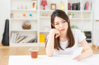 スマホを見て不機嫌になる女性